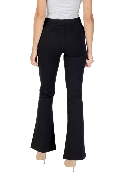 Mailice Buttons Guess