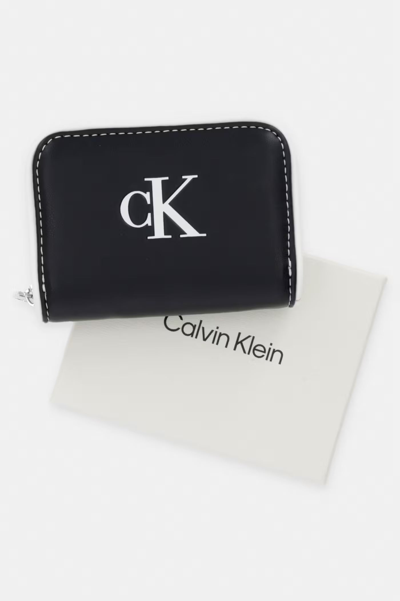 Contrasrt Medium Zip Around Calvin Klein